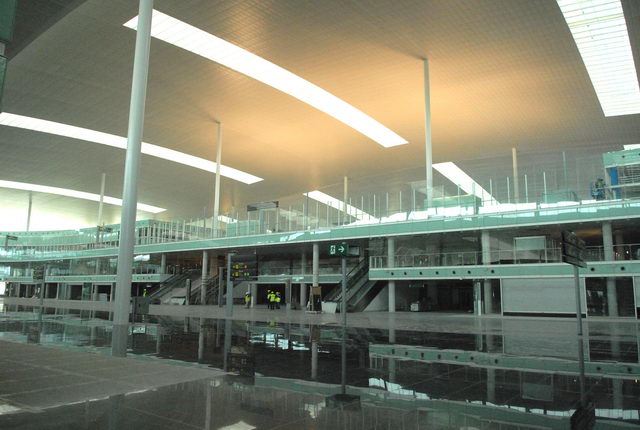 Fotografía del SKY CENTER del interior de la nova terminal T1 de l'aeroport de Barcelona-El Prat (Febrer 2009)